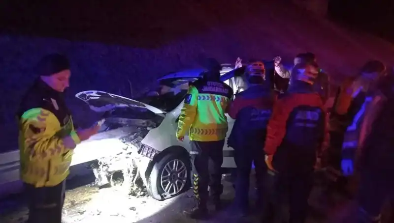 Bariyer Kazasında Otomobilin Saplandığı Anlar: 4 Yaralı