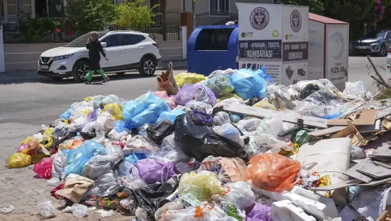 İzmir'de Çöp Yığınları Sorunu Büyüyor: Çözüm Ne Olacak?