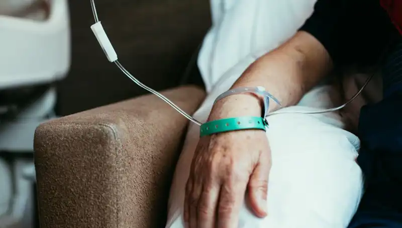 35 Yaşındaki Adamın Düğün Stresi Zannedilen Belirtileri Kolon Kanseri Çıkardı