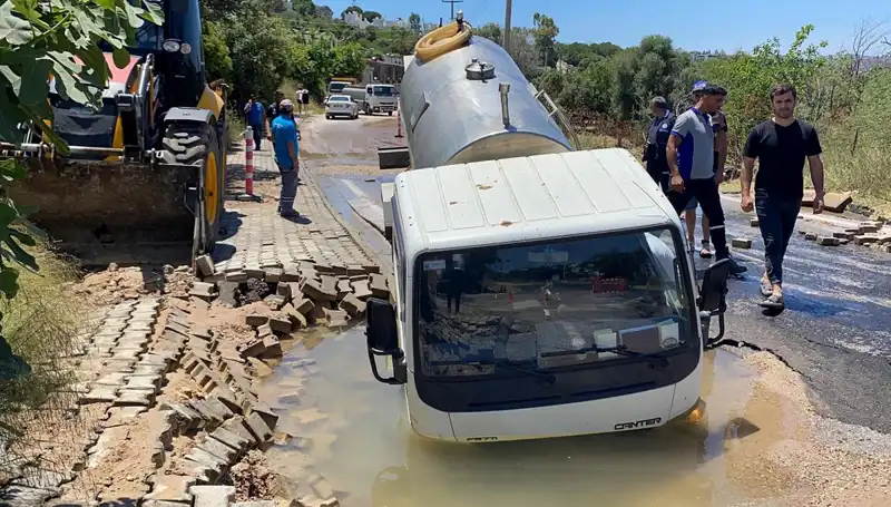 Bodrum'da Su Hattı Patladı, Tanker Çukura Düşerek Zarar Gördü!