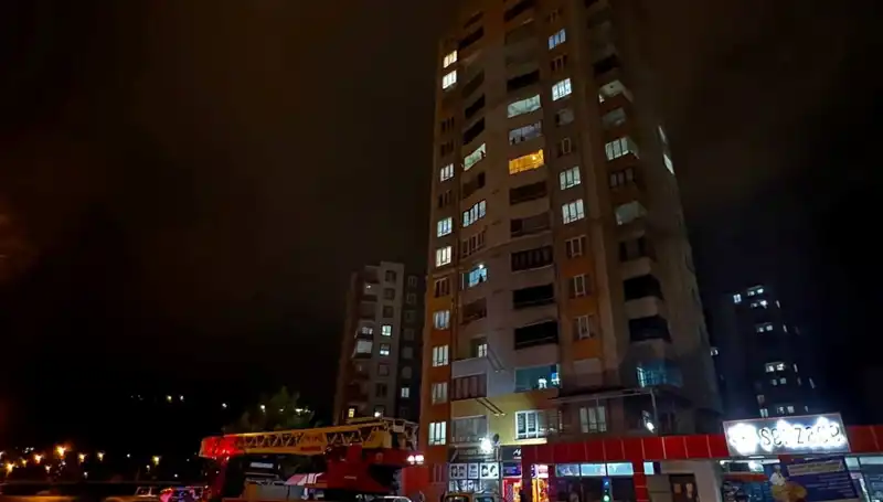 Yıldırım Düşmesi Apartman Çatısını Parçaladı: O Anlar Kameralara Yansıdı!