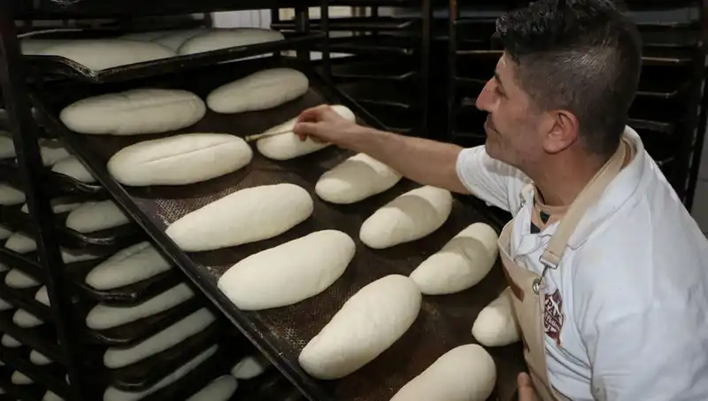 Sıcaklığın Rekor Kırdığı Günlerde 250 Derecelik Fırınlarda Ekmek Üretimi