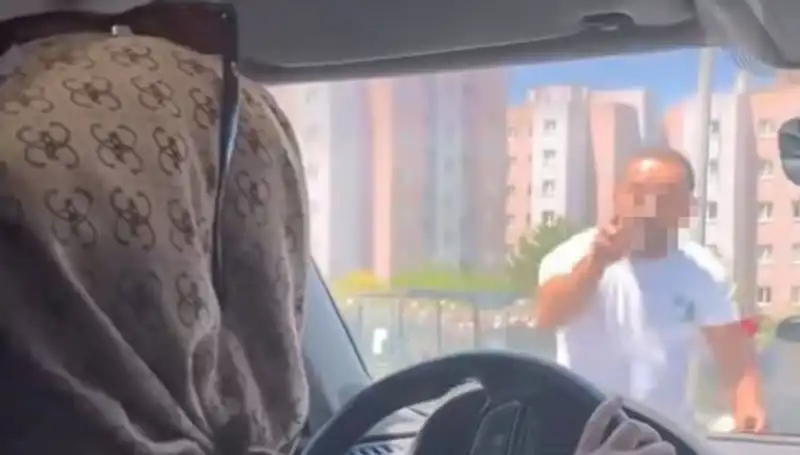 Trafikte Dehşet Anları: Önünü Kesen Sürücü Camı Yumrukladı