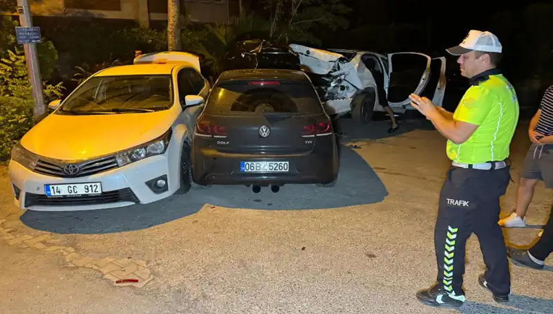 Alkollü Sürücü Sokağı Birbirine Kattı: Üç Araca Çarpıp Kaçtı!