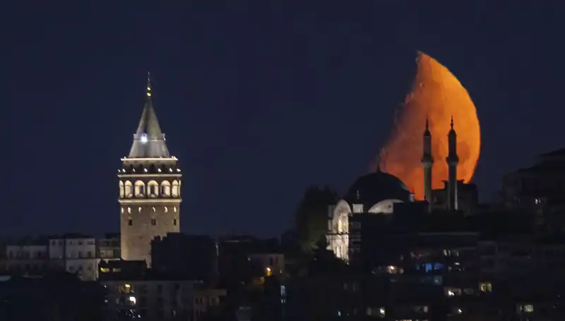 İstanbul'da Yarım Ay Manzarası: Geceyi Aydınlatan Göz Alıcı Doğa Olayı