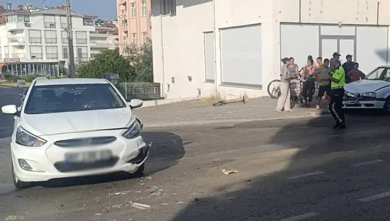 Antalya’da Otomobil Kazası: İki Araç Çarpıştı, Kaza Anı İşte Böyle Görüntülendi